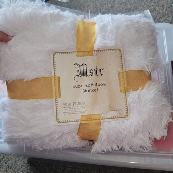 Faux Fur Throw Blanket 50 Inch x 60 Inch Reversible Soft Fuzzy - Picture 2 of 6